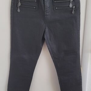 Sleek Black Skinny Jeans with Zipper Accents